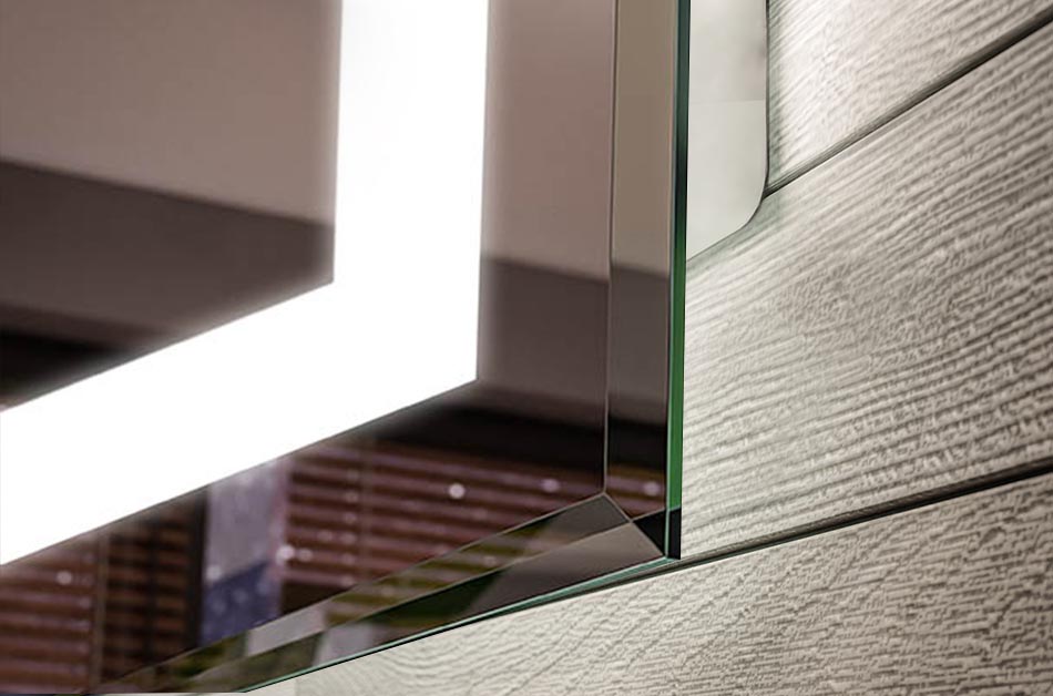 El biselado es un elegante acabado de los bordes de un espejo. El biselado es una forma moderna de procesamiento de espejos que consiste en el rectificado y pulido de los bordes en el ángulo apropiado.