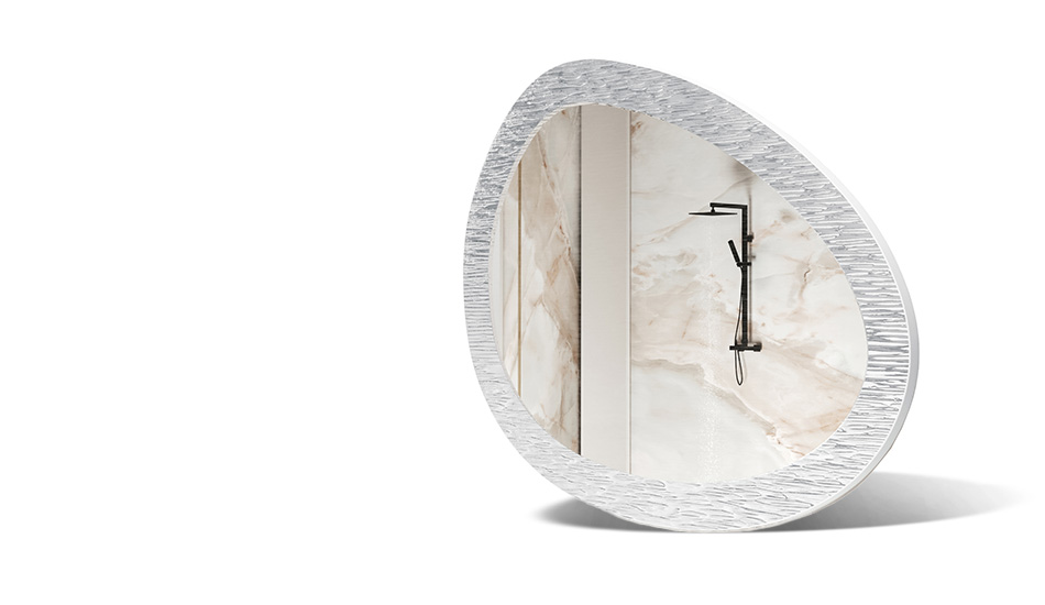 Espejo con marco metálico decorativo. Símbolo de elegancia moderna