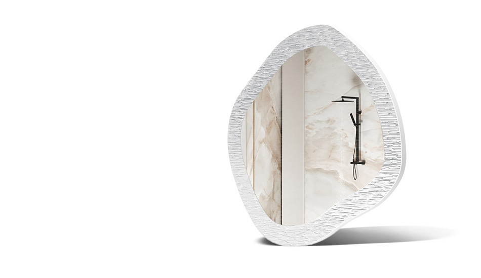 Espejo con marco metálico decorativo. Símbolo de elegancia moderna
