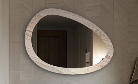 Espejos en un marco de piedra