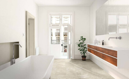 Gres para suelo de 60x120, gris claro con un cálido tono beige y vetas, mate, A4H140 Ermetica Bianco