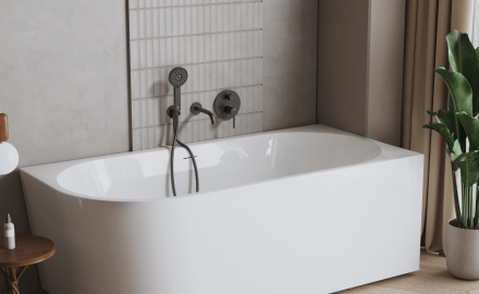 Bañera independiente adosada a la pared Astri, 150 cm, con entrada a la derecha,  incluye sifón, tapón y un elegante rebosadero